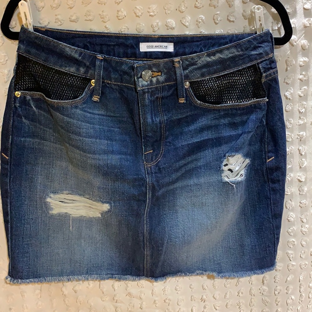 Good American Chloe Kardashion Brand mid length skirt size 25 but fits like 27